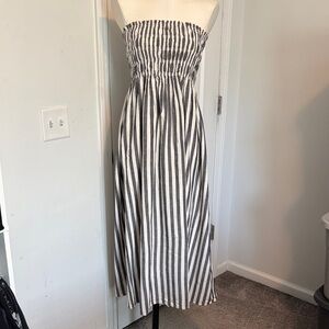 Universal Thread Black and White Strapless Smocked Maxi Dress
